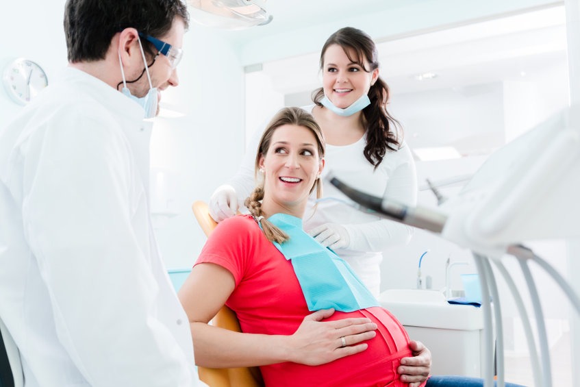 Al momento stai visualizzando Dentista in gravidanza: si possono curare i denti quando si aspetta un bambino?